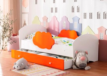 Детская кровать с бортиками Тучка с ящиком, корпус Белый, фасад Оранжевый в Новосибирске